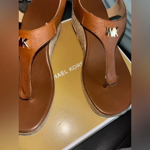 Michael Kors Tan Sandals Elegant Leather Design - Picture 2 of 4